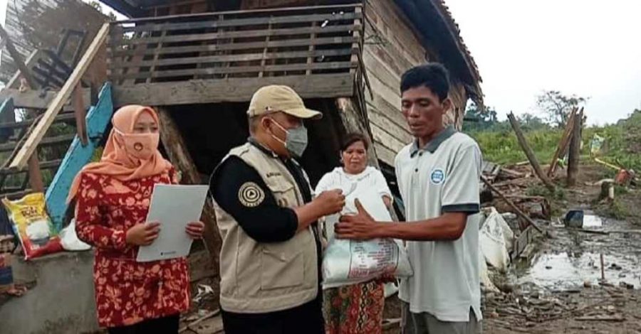 Disapu Puting Beliung, Dinsos Baznas Hingga TNI di Muba Bantu Keluarga Kusnadi