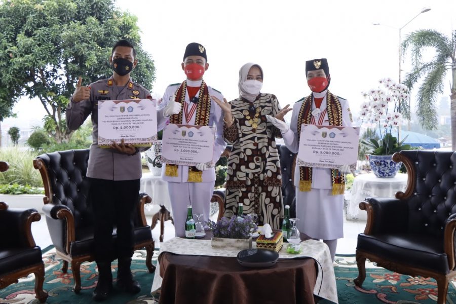 Lampung Berbangga: Riana Sari Arinal Bercengkrama Dengan 3 Putra Putri Terbaik Lampung Anggota Paskibraka