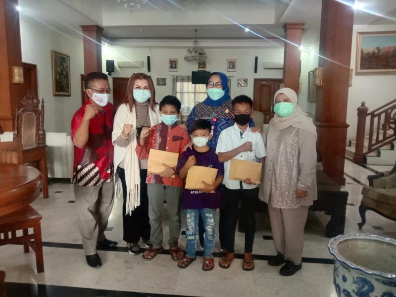 Puan Berikan Bantuan Pendidikan untuk Vino