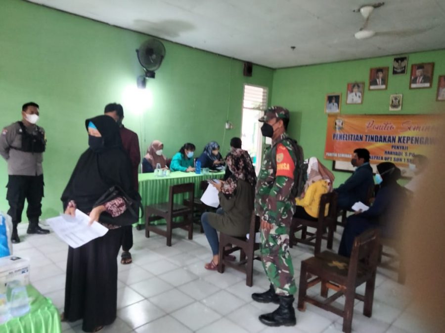 Sertu Riyatno bersama Bhabinkamtibmas dan Satgas Covid 19 Kelurahan Srengsem, monitoring pelaksanaan vaksinasi