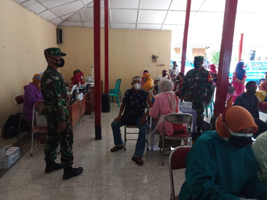 Sinergi Babinsa Dan Bhabinkamtibmas Dampingi Pelaksanaan Vaksin