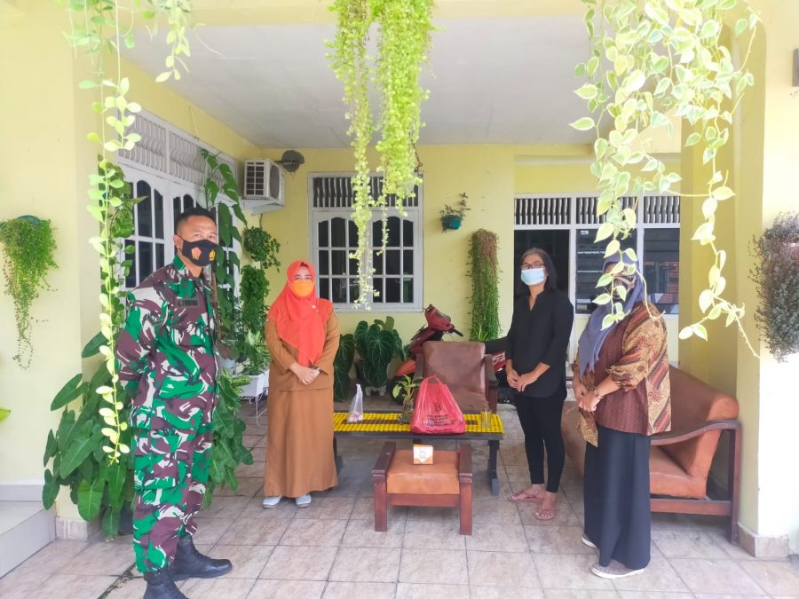 Perangkat Kelurahan dan Nakes Puskesmas menyalurkan bantuan obat