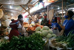 Babinsa Setabelan Berikan Himbauan Protkes Dan Penerapan PPKM Level 3 di Pasar Legi Solo