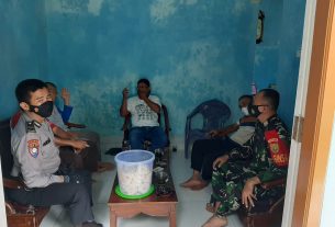 Melalui Komsos, Babinsa 410-05/TKP dan Bhabinkamtibmas TKB Tingkatkan Sinergitas TNI-Polri.