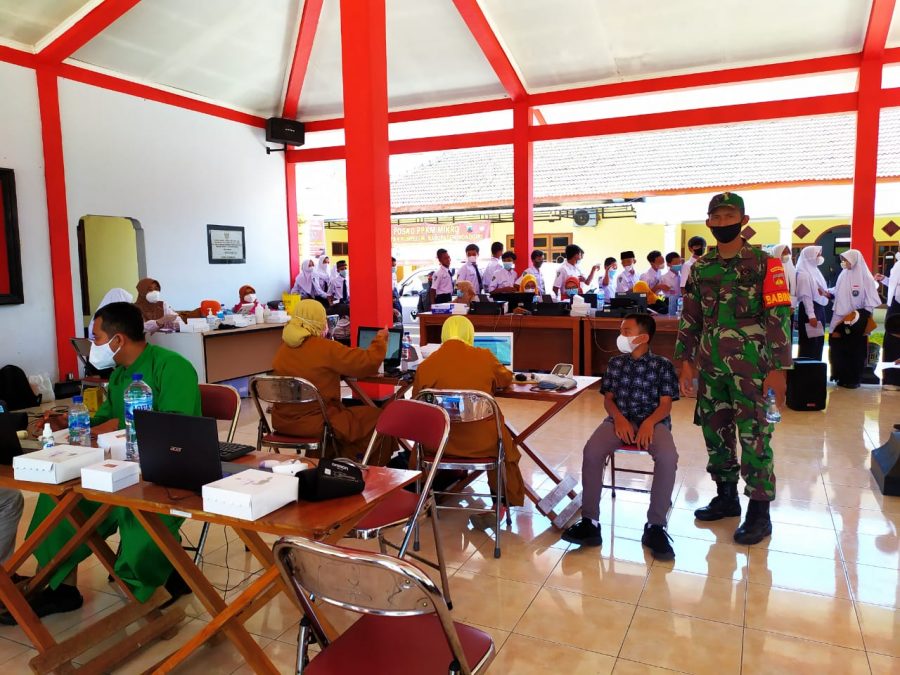 Ratusan Pelajar Puhpelem Mendapat Vaksinasi Covid-19, Anggota Babinsa Diterjunkan Lakukan Pendampingan