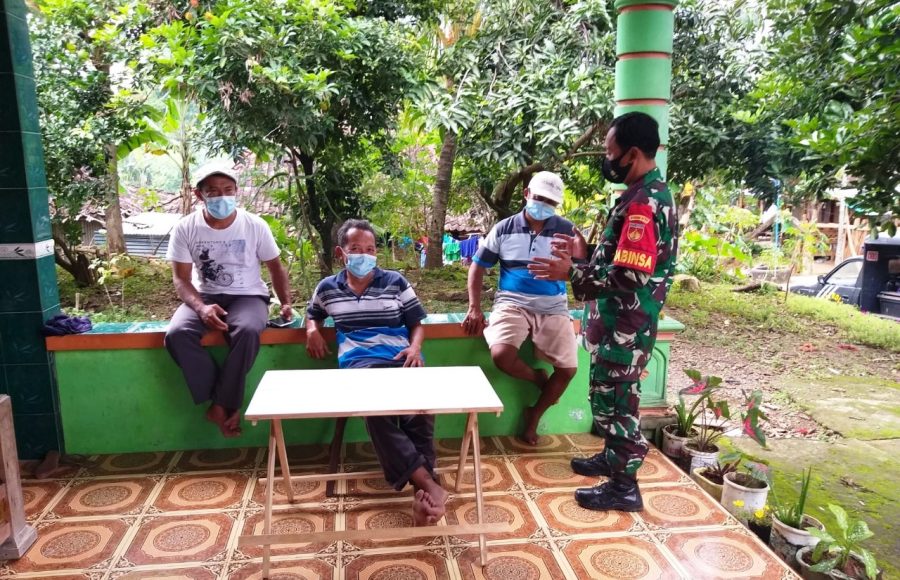 Babinsa Sambirembe Terus Himbau Warga Agar Tidak Takut di Vaksin