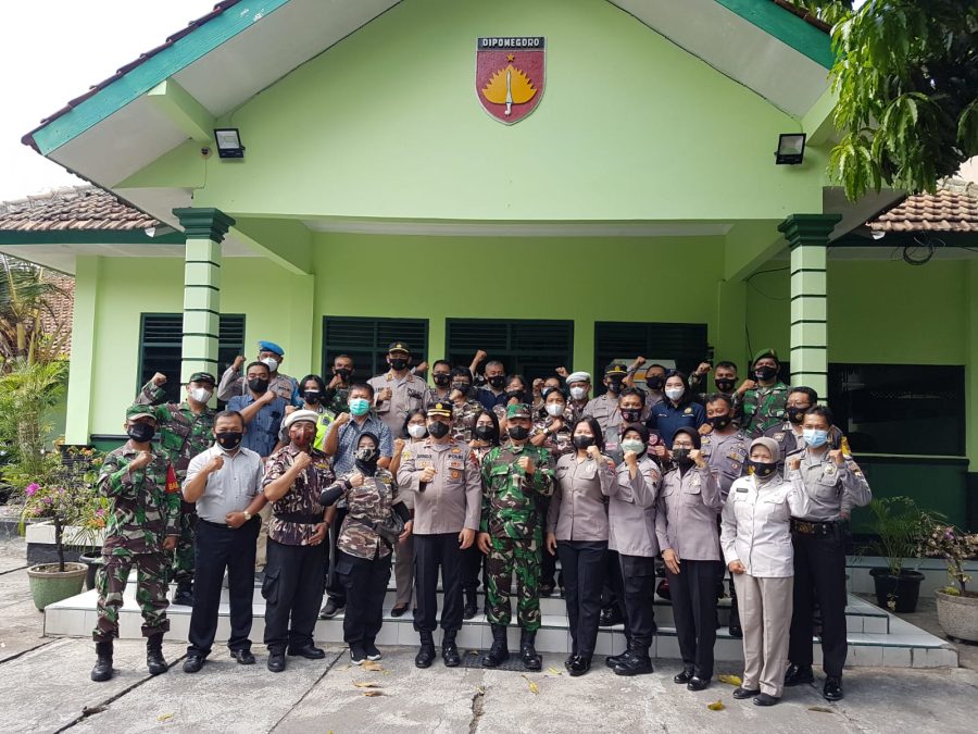 Polsek Banjarsari dan FKPPI 11.35 Surakarta Berikan Kejutan Ke Koramil 02Banjarsari di HUT TNI Ke - 76
