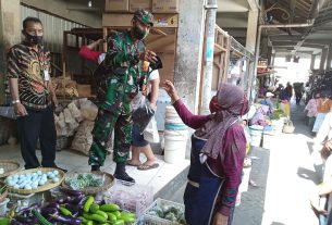 Tegakkan Prokes,Sertu Widada Dan Serda Marulak Aktif Laksanakan Operasi Yustisi Masker