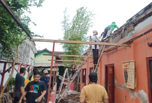 Mantap..!! Babinsa Bantu Warga Gotong Royong Bangun Rumah