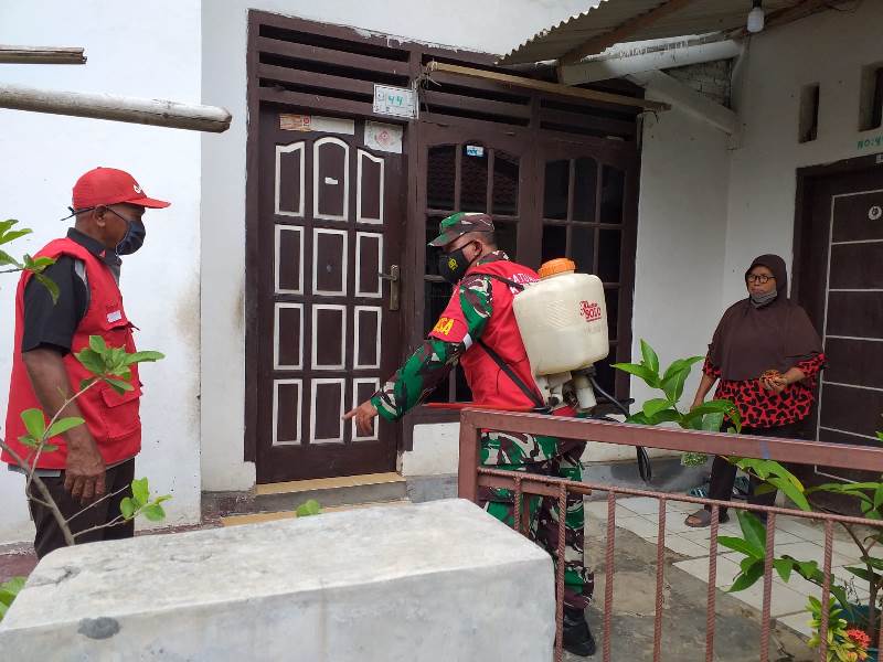 Cegah Penyebaran Covid 19, Babinsa Pelda Romulo Bersama RT Lakukan Penyemprotan Disinfektan di Wilayah
