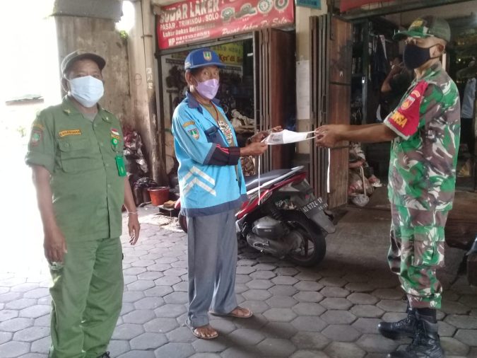 Bagikan Masker Gratis, Cara Jitu Babinsa Kelurahan Keprabon Dalam Mencegah Penyebaran Covid-19