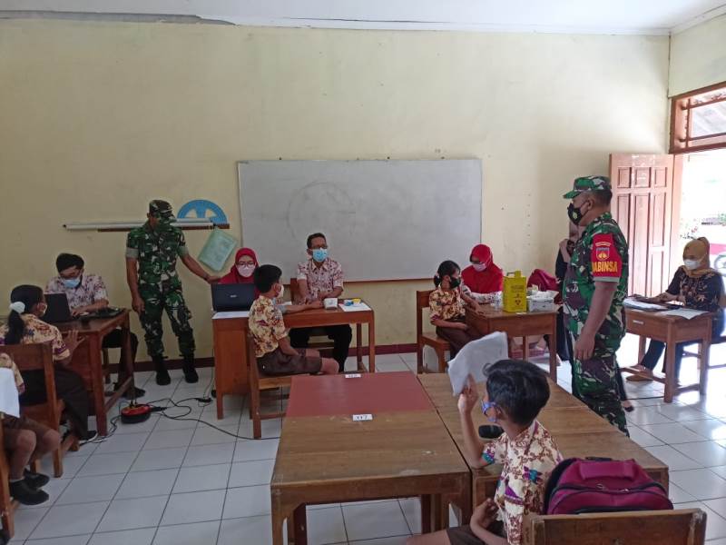 Danramil Apresiasi Antusias Dan Keberanian Siswa-Siswi Ikuti Vaksin Covid-19