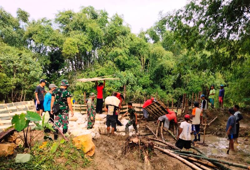 Tanggul Sungai Merkuris Jebol,  Anggota TNI Koramil 0813-10 Kanor Bersama Masyarakat Gotong Royong Bersama