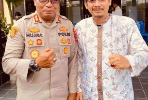FKUB Tulang Bawang Meminta Pihak Polda Lampung Bisa Mempertimbangkan Saran dan Masukan Dari Para Tokoh Lintas Agama Tulang Bawang, -- Forum Kerukunan Umat Beragama (FKUB) Kabupaten Tulang Bawang, mendatangi Markas Kepolisian Resort (Mapolres) Tulang Bawang. Kedatangan rombongan FKUB ini, guna menindaklanjuti dan menyikapi terkait protes terhadap rumah Ibadat yang diduga belum menyelesaikan izin, hingga berujung pada penetapan tersangka terhadap beberapa masyarakat di Banjar Agung oleh Polda Lampung. “Hari ini, kedatangan kami ke Polres. Guna menyampaikan masukan-masukan kepada pihak Polres, berkenaan dengan penetapan tersangka terhadap saudara kami yang beberapa waktu lalu telah berselisih faham terkait keberadaan rumah ibadah,”Kata Kiayi DR (Cand) Hi. Maskur Alfaruq, S.Pd.,M.Pd kepada media, Senin (24/01). Pimpinan Pondok pesantren (Ponpes) Nurul Ikhlas ini, juga menambahkan kedatangan bersama para Anggota FKUB nya juga guna membahas. Agar Tulang Bawang tetap dalam kondisi kondusif sebagai mana harapan semua pihak. “Kami dari FKUB menginginkan Tulangbawang tetap kondusif mas, oleh karenanya kami sejak beberapa waktu lalu selalu melakukan pertemuan-pertemuan, juga musyawarah,” imbuh Kiayi Maskur. Dalam kesempatannya, Didepan Kapolres Tulangbawang bawang berserta puluhan Anggota FKUB, Kiyai Maskur memberikan himbauannya kepada seluruh masyarakat Tulang Bawang, agar dapat menahan diri dan tidak terprovokasi melakukan hal-hal yang tidak diinginkan. “Yang pertama, kami menghimbau kepada seluruh masyarakat di Kabupaten Tulangbawang agar menjaga keamanan dan ketertiban supaya Tulangbawang tetap kondusif, dan yang kedua terkait permasalahan Geraja GPI di Banjar Agung kami atas nama tokoh lintas agama di Tulangbawang. Kami menghimbau kepada seluruh masyarakat agar tetap tenang, dan kami memohon pihak Polda Lampung agar dapat mempertimbangkan saran-saran dan masukan dari para tokoh lintas agama di Tulangbawang,” pinta Maskur. “Jangan sampai proses hukum yang dijalankan, dapat menimbulkan konflik-konflik baru yang dapat mengganggu keamanan dan ketertiban." Tutupnya yang diaminkan Kapolres dan jajaran FKUB.(Handri)