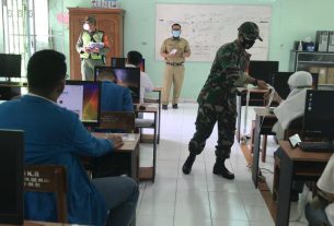 Peduli Kesehatan Siswa,Serda Budiono Cek PTM Dan Bagikan Masker di SMK N 8