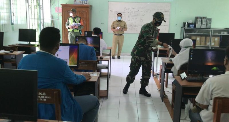 Peduli Kesehatan Siswa,Serda Budiono Cek PTM Dan Bagikan Masker di SMK N 8