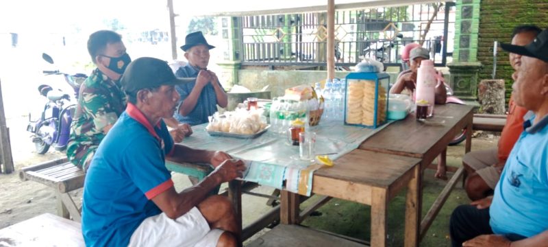 Babinsa Tenggak komsos dengan warga binaan