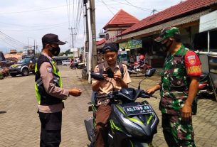 Kedapatan Tidak Menggunakan Masker, Begini Tindakan Yang Diberikan Oleh Petugas Kepada Warga