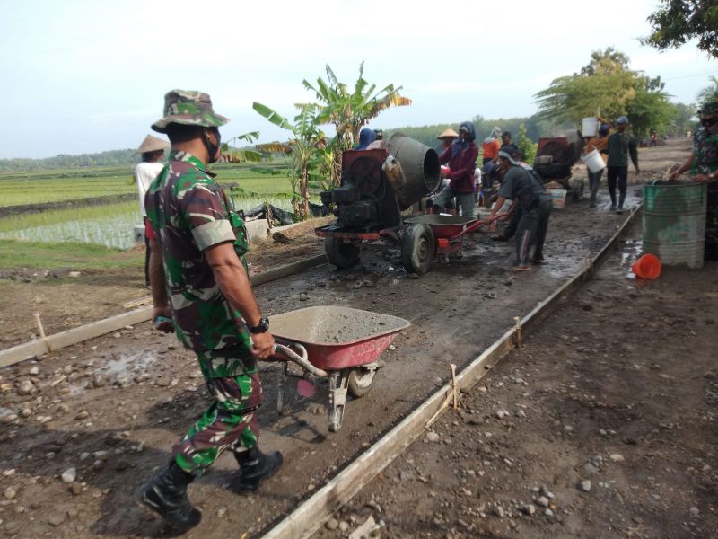 Babinsa Kaliwedi bantu pengecoran jalan di wilayah binaan
