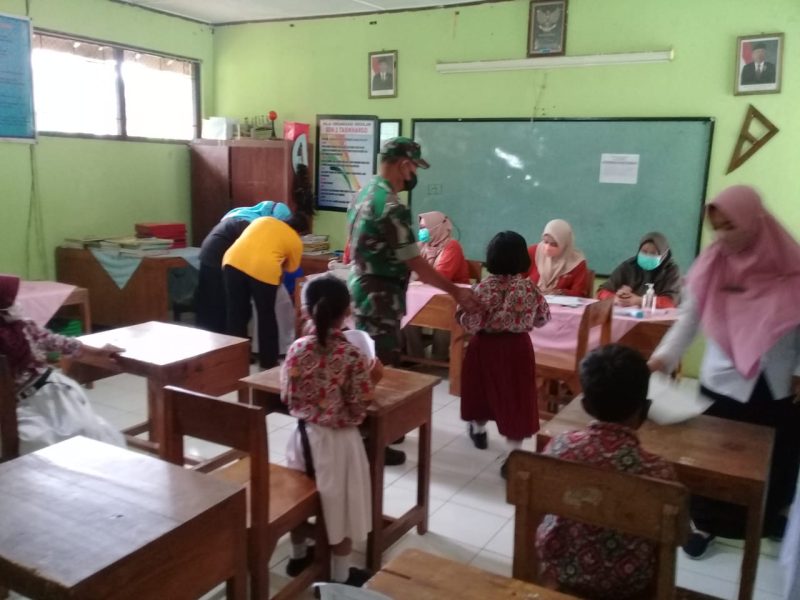 Berikan Semangat, Serma Sukri Dampingi Anak-Anak Terima Vaksin