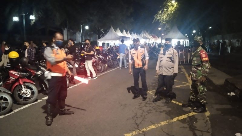 Babinsa Keprabon Laksanakan Pengamanan Dan Pemantauan Night Market Ngarsopuro