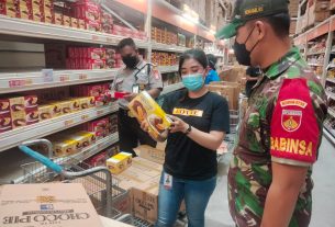 Babinsa Tipes Perketat PPKM di Grosir Lotte Mart