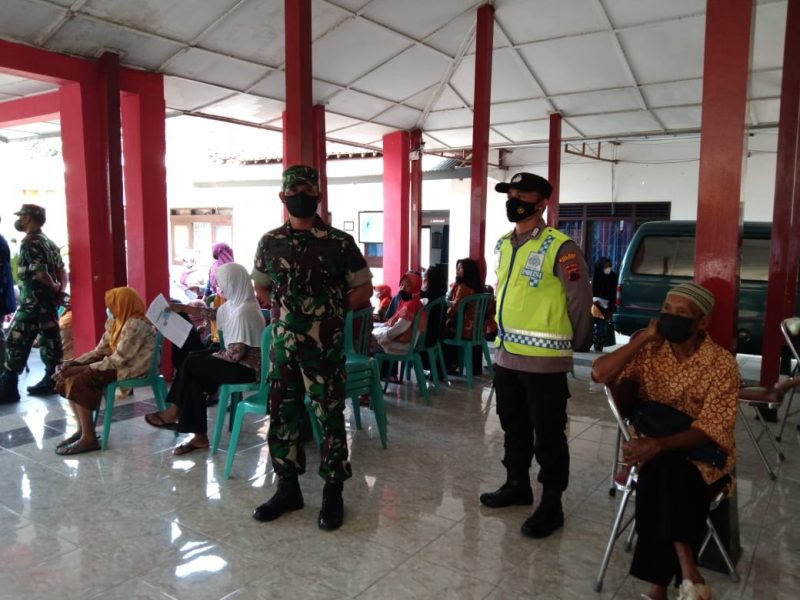 Masyarakat Nguntoronadi Terima BLT Minyak Goreng, Babinsa Pantau Penerapan Protkes
