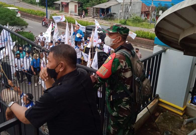 Pastikan Wilayah Binaan Tetap Aman Dan Kondusif, Babinsa 410-06/Kedaton dan Bhabinkamtibmas Pantau Aksi Unras di Kantor PLN