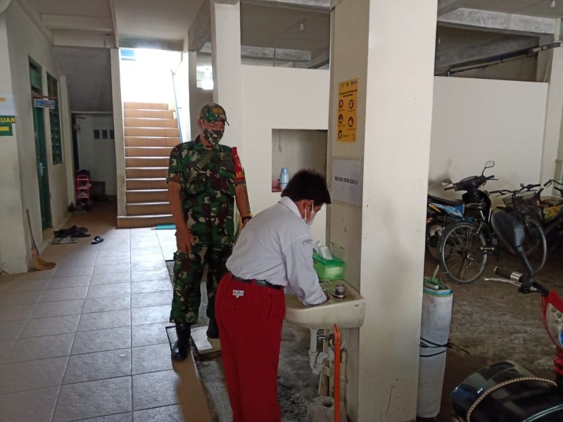 Yakinkan Sesuai Prokes, Serda Endri Cek Pelaksanaan PTM di SD Muhamadiyah 7