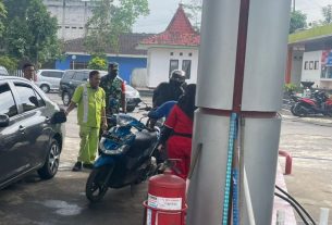 Babinsa Koramil Sidoharjo Himbau Kepada Warga Akan Pentingnya Disiplin Prokes