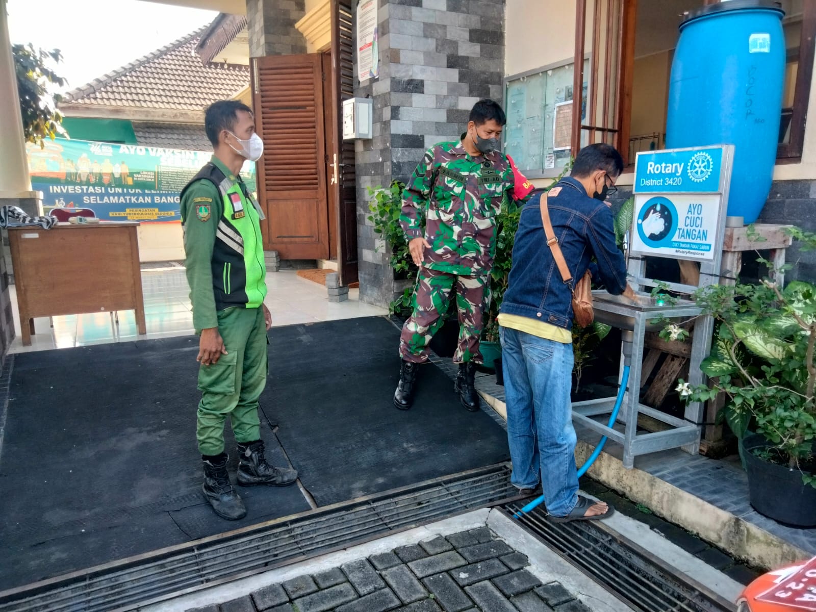 https://www.lampungvisual.com/rangsang-cita-cita-anak-koramil-kanor-bojonegoro-kenalkan-profesi-tni/