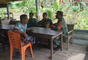 Sambil Berlebaran Ke Desa Binaan, Babinsa Koramil 11/Woyla Timur Sampaikan Pesan Protokol Kesehatan