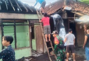 Babinsa Giatkan Gotong Royong Bantu Renovasi Rumah Warga