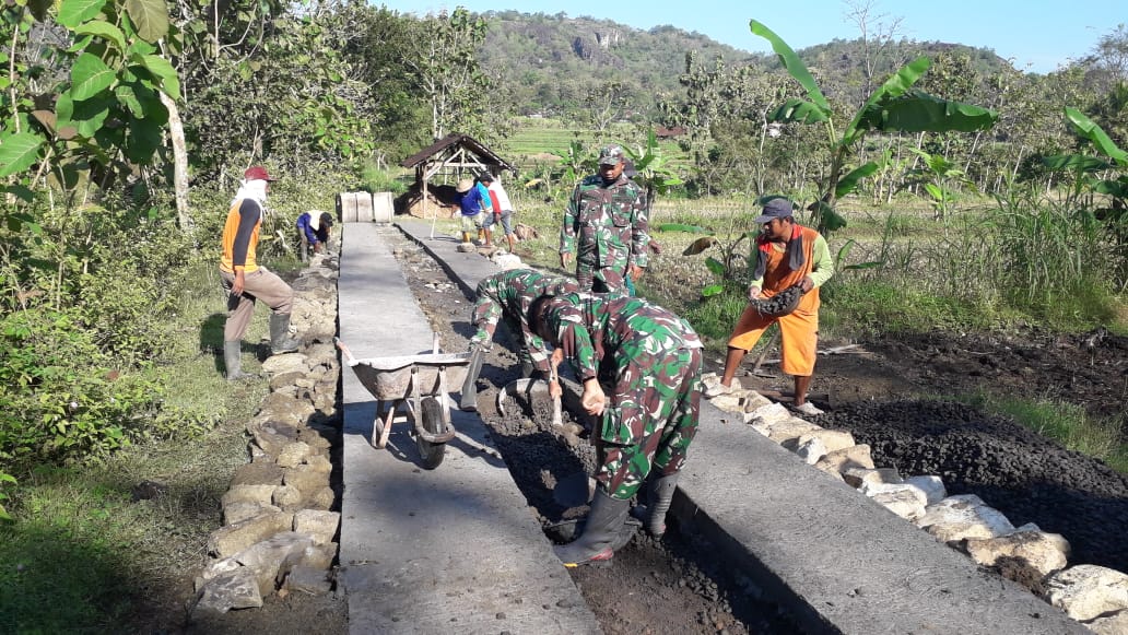 Kapten Arh Hadi Pimpin Karya Bakti Pengecoran Jalan