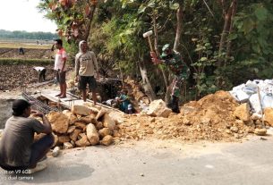 Dukung Pembangunan Infrastruktur di Wilayah, Babinsa Dukuh Bantu Buat Talud Jalan