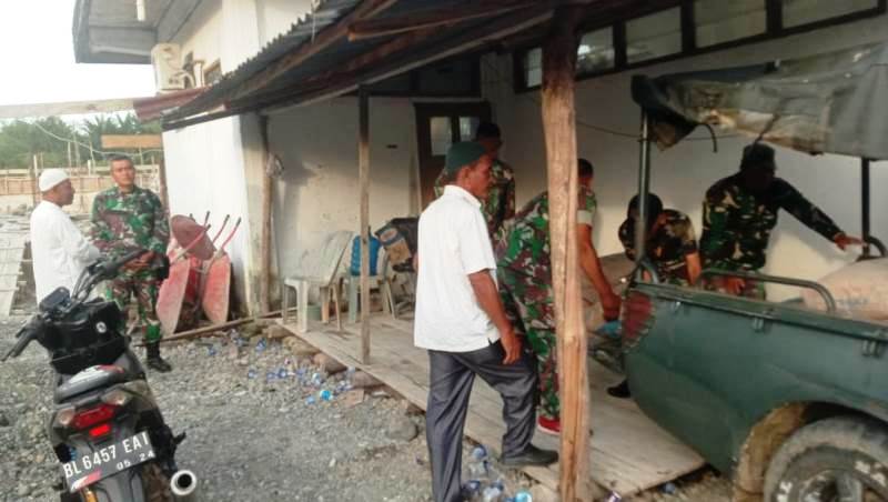 Danramil 04/Meureubo Salurkan Bantuan 25 Sak Semen Untuk Pembangunan Masjid Di Desa Balee