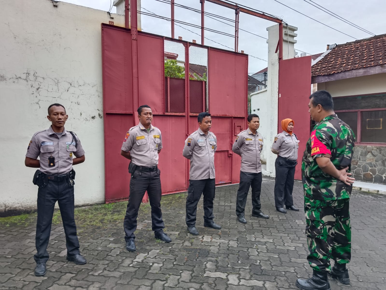 Latihkan Kedisiplinan,Babinsa Kelurahan Jajar Gembleng Security PT BIA Dengan Latihan PBB