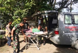 Peduli Kemanusian, Babinsa Koramil 09/Samatiga Bantu Evakuasi Warga Binaan Ke Puskesmas