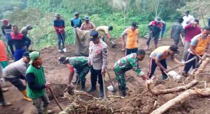 Sinergitas TNI-Polri Cepogo Atasi Bencana Tanah Longsor