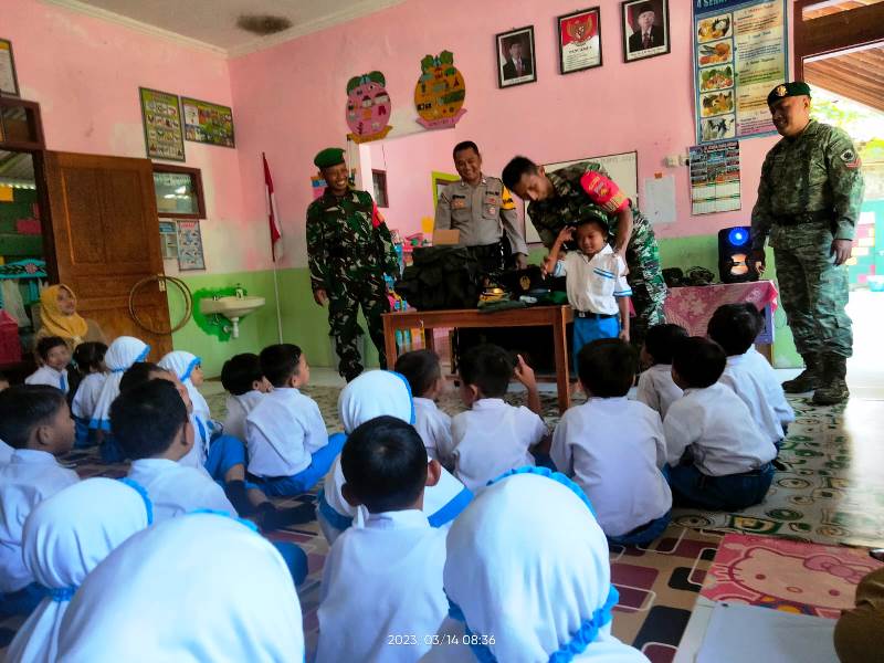 Babinsa Dan Bhabinkamtibmas Desa Nguneng Datangi TK Darma Wanita
