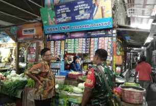 Babinsa Danukusuman & Lurah Pasar Cek Harga Sembako di Pasar Hardjodaksino.