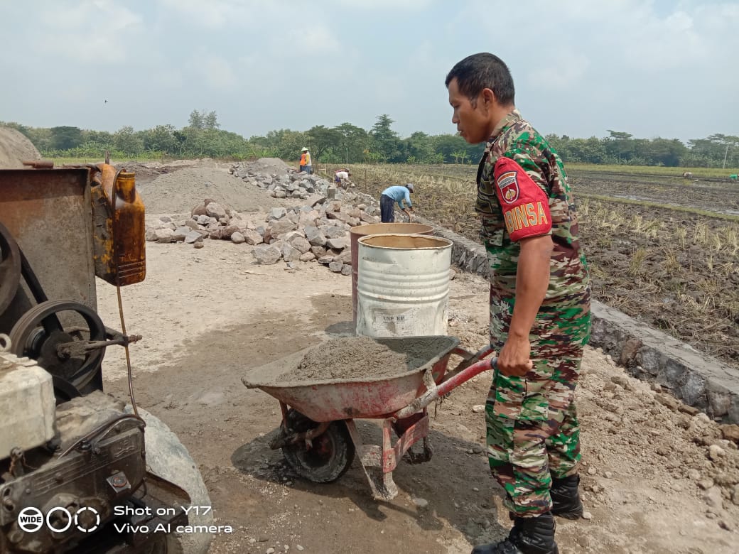 Babinsa Kerja Bakti Buat Talud Irigasi