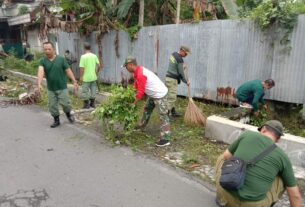 Bersama Warga, Babinsa Mangkumen Laksanakan Kerja Bakti Bersihkan Lingkungan