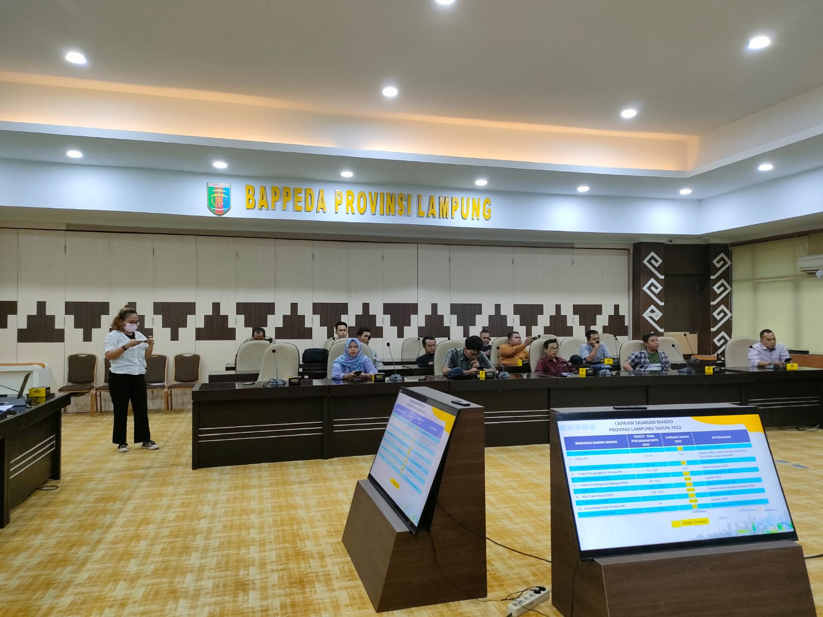 Diskusi Publik Jelang HUT ke-59 Provinsi Lampung, Kepala Bappeda Sampaikan Kemandirian Fiskal Provinsi Lampung 2022-2023