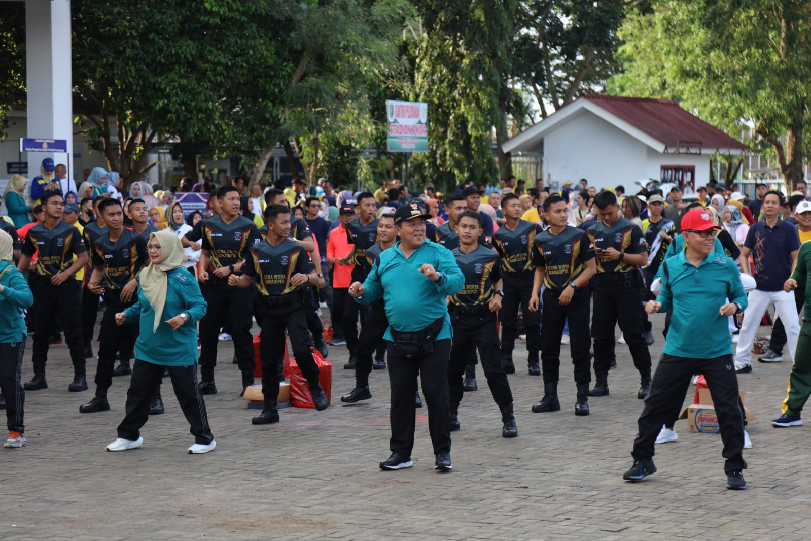 Hari Jadi Provinsi Lampung ke- 59, Gubernur Arinal Djunaidi bersama Jajaran Pemprov dan Masyarakat Ikuti Senam