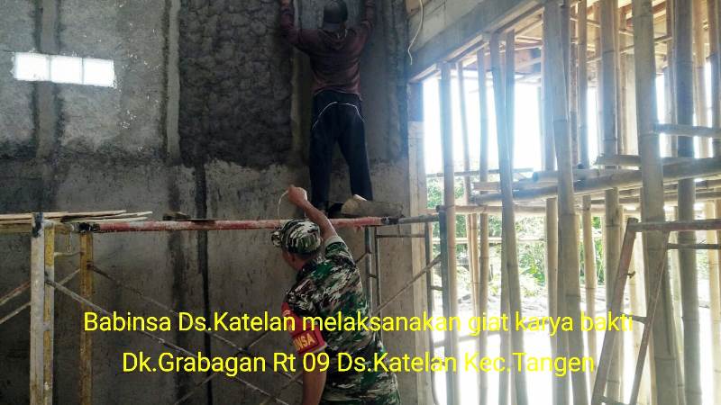 Kedekatan Nyata, Terlihat Babinsa Bantu Warga Bangun Rumah
