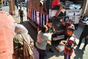 Babinsa Koramil 04/Jebres Kawal Pembagian Beras Kepada Warga