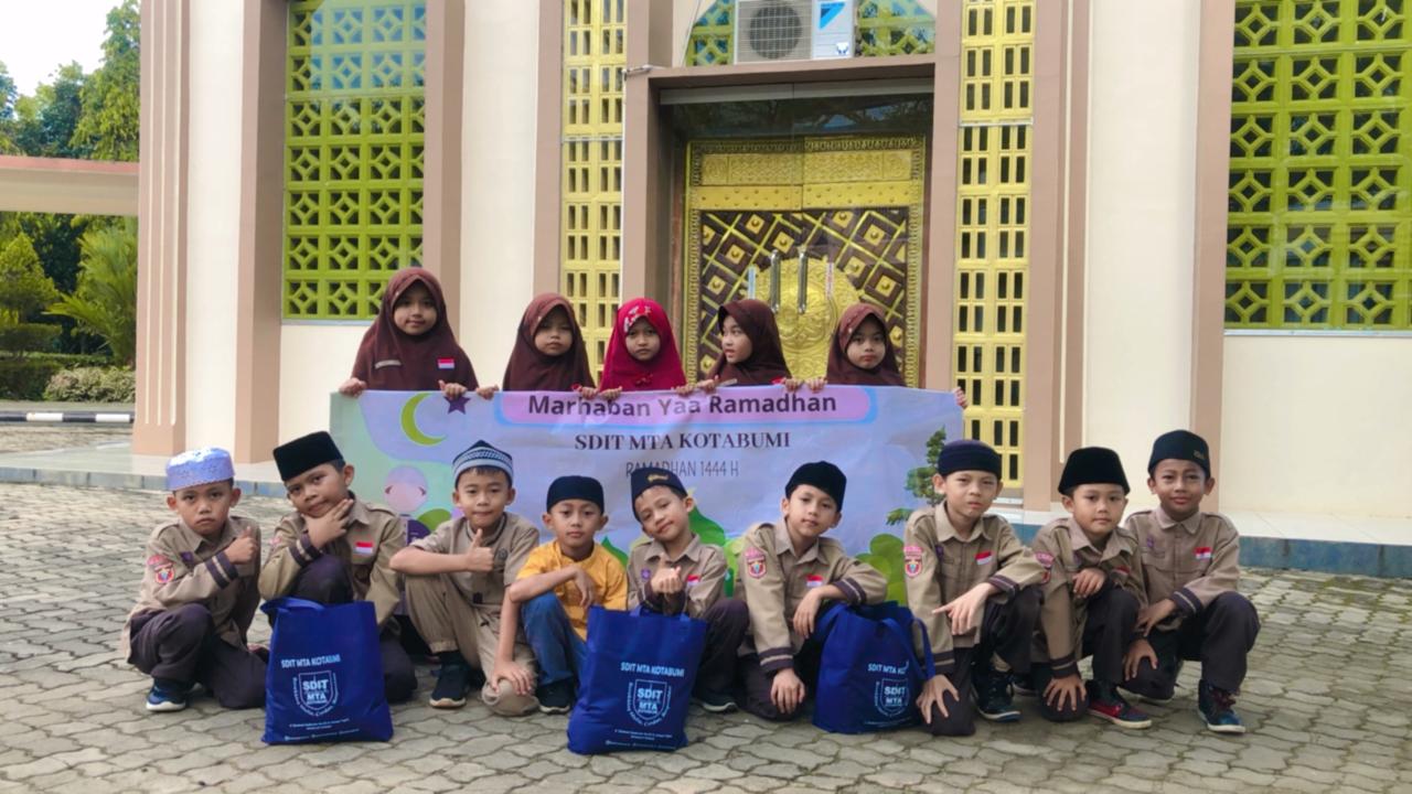 Bulan Suci Ramadhan 1444 H, SDIT MTA KOTABUMI berbagi Sedekah.