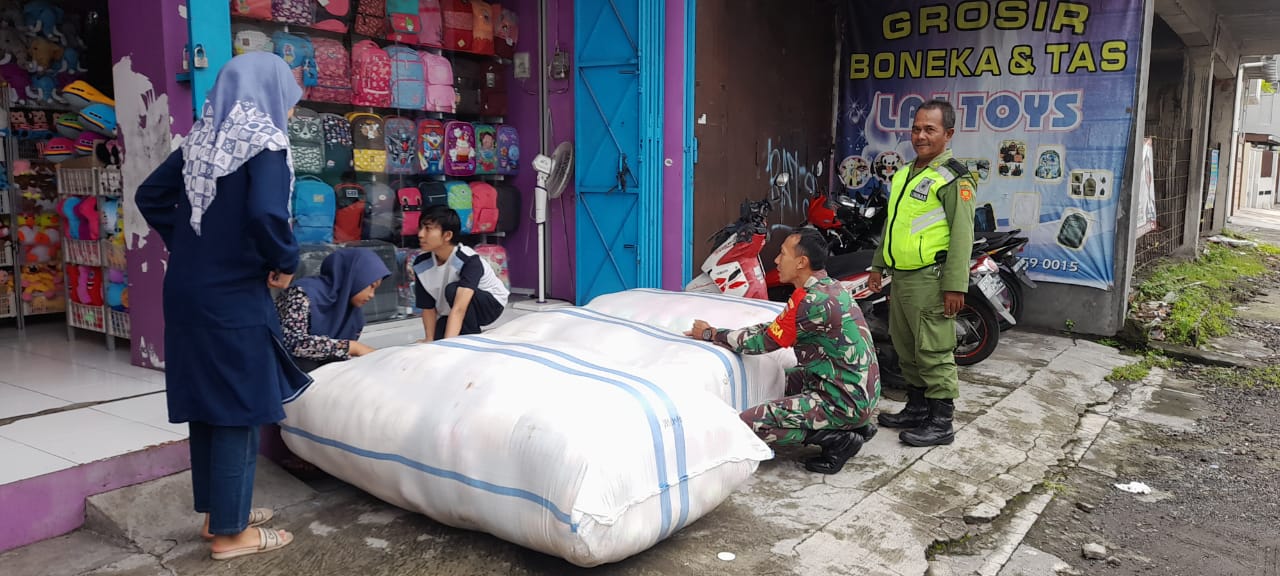 Karyawan Toko Jadi Target Komsos Babinsa Kelurahan Sudiroprajan