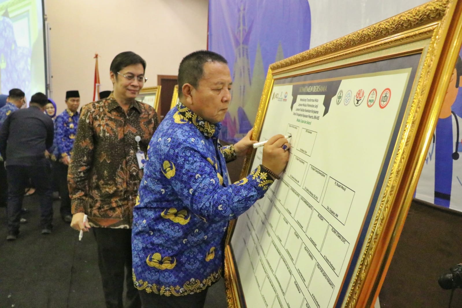 Ketua Dekranasda Provinsi Lampung Mendapat Kehormatan Tampilkan Tapis Pada Fashion Show Dalam Rangka HUT Dekranas ke-43